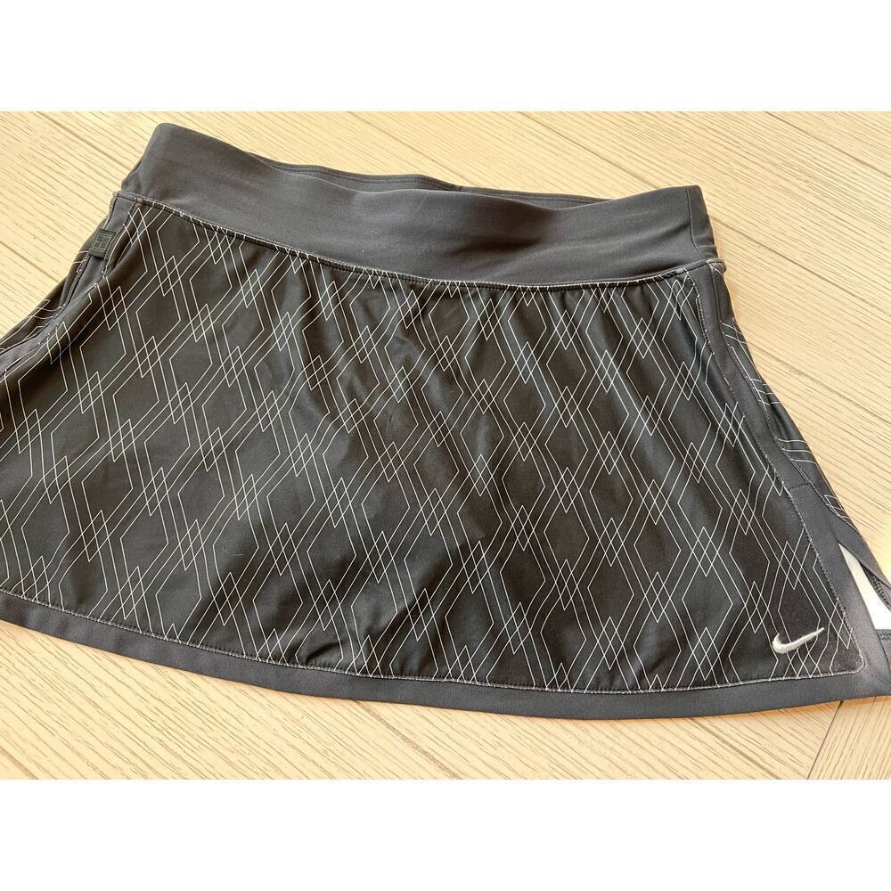 Nike dry fit poly, spandex athletic skirt w/ bike shorts. Black & white. Size M